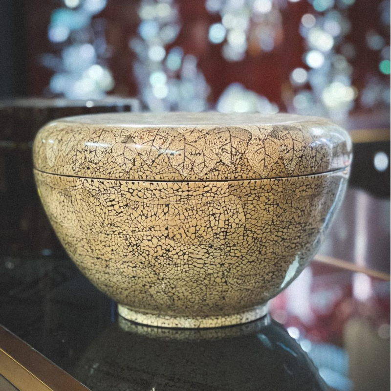 Hộp sơn mài cẩn nhành lá