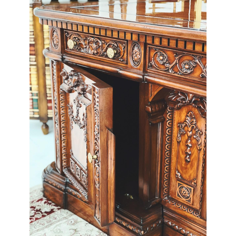 Bàn làm việc Kiên Định