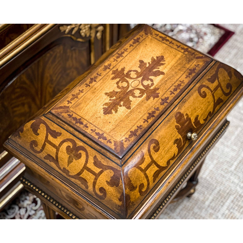 BOX ON STAND